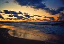 Dlaczego warto wybrać się do restauracji nad morzem? zachod slonca, restauracja blisko plaży